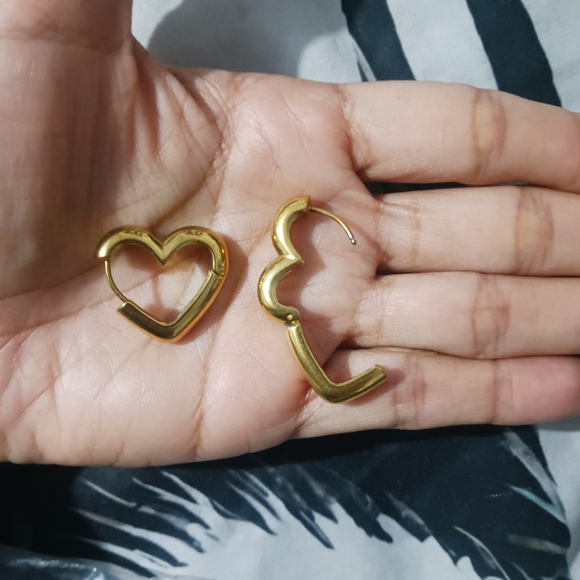 Women Gold filled Heart Hoop Mini Earrings - Picture 4 of 5